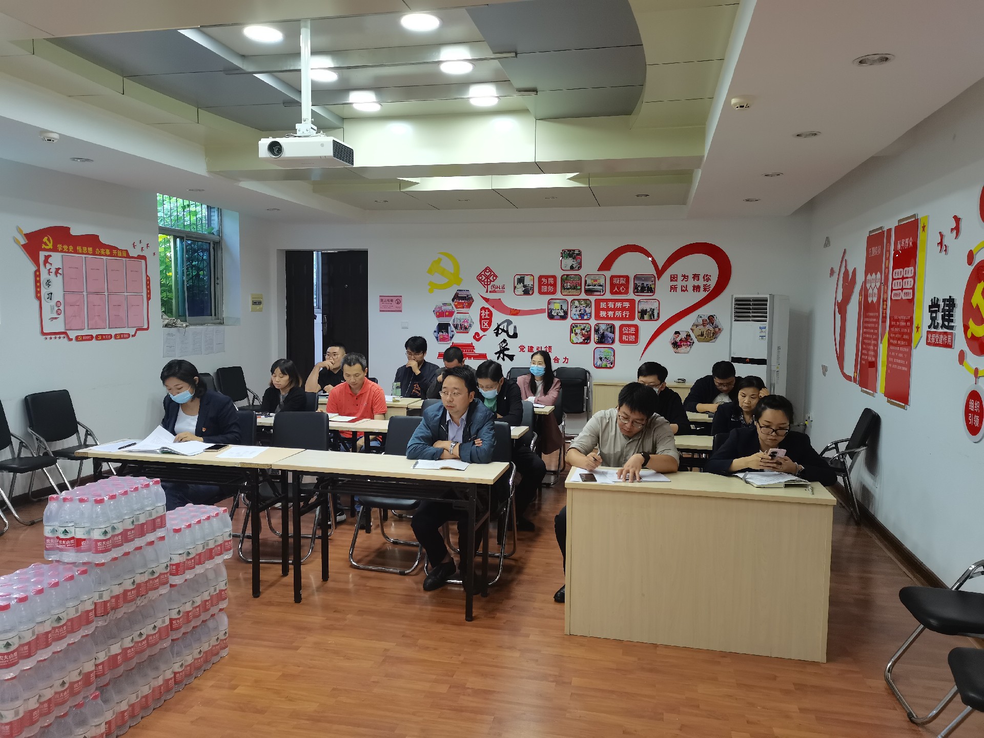 第四黨支部開展 “嚴(yán)守紀(jì)律規(guī)矩 加強(qiáng)作風(fēng)建設(shè)”專題黨員大會